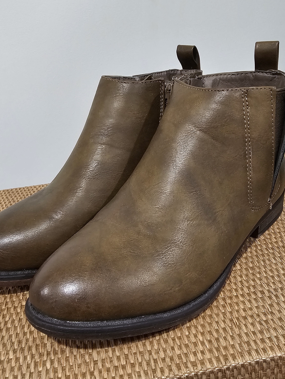 Olive Green Chelsea Ankle Boots Sz.7 Minimalist Low Heel  Casual Boho Festival - Picture 3 of 13